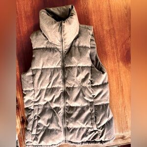 Super cute warm women’s grey old navy puffer vest size medium